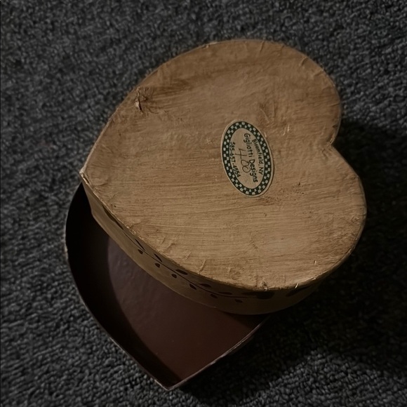 Vintage Heart-Shaped Checkered Wooden Box - Picture 4 of 5